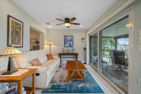 House in New Port Richey, Florida 3 bedrooms, 143.72 sq.m. № 2405049 - photo 20