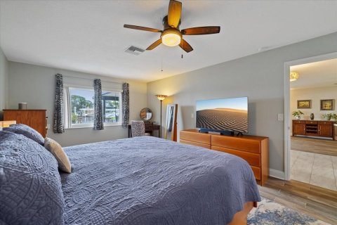 House in New Port Richey, Florida 3 bedrooms, 143.72 sq.m. № 2405049 - photo 24