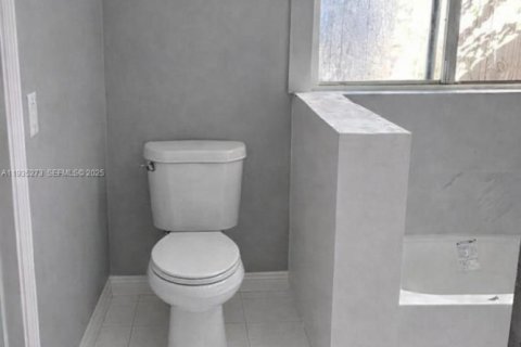 Villa ou maison à vendre à Miami, Floride: 3 chambres, 126.72 m2 № 1993427 - photo 2