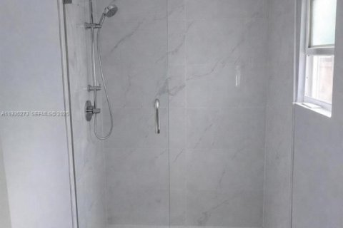 Villa ou maison à vendre à Miami, Floride: 3 chambres, 126.72 m2 № 1993427 - photo 1