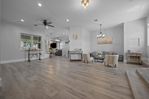 House in Wellington, Florida 4 bedrooms, 251.86 sq.m. № 2365710 - photo 2