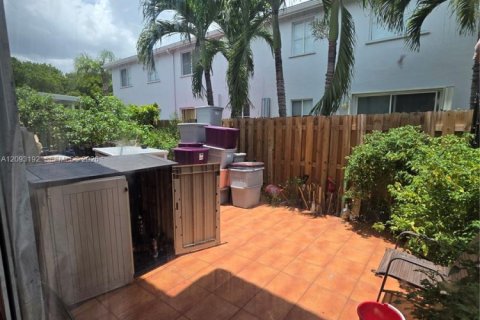 Copropriété à vendre à Hialeah, Floride: 2 chambres, 81.85 m2 № 2378629 - photo 2