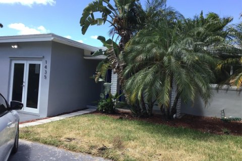 Casa en alquiler en Hollywood, Florida, 3 dormitorios, 171.31 m2 № 1127701 - foto 1