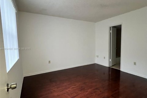 Condo in Miami, Florida, 2 bedrooms  № 1992412 - photo 5