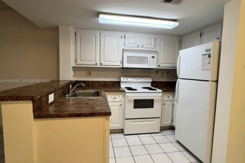 Condo in Miami, Florida, 2 bedrooms  № 1992412 - photo 1