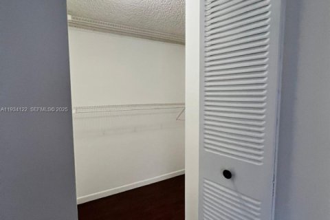 Condo in Miami, Florida, 2 bedrooms  № 1992412 - photo 6