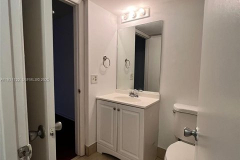 Condo in Miami, Florida, 2 bedrooms  № 1992412 - photo 7