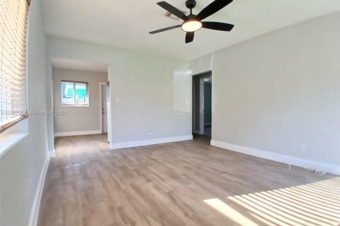 Immobilier commercial à vendre à Fort Lauderdale, Floride: 160.54 m2 № 2085627 - photo 2