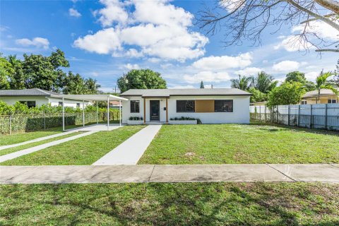 Casa en venta en North Miami Beach, Florida, 3 dormitorios, 97.55 m2 № 1984134 - foto 2