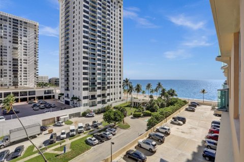 Condominio en alquiler en Hollywood, Florida, 1 dormitorio, 77.57 m2 № 2086109 - foto 9
