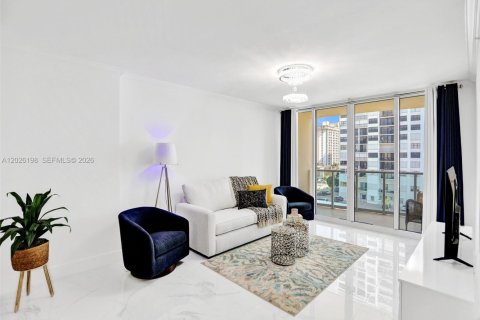 Condominio en alquiler en Hollywood, Florida, 1 dormitorio, 77.57 m2 № 2086109 - foto 3