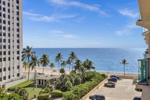 Condominio en alquiler en Hollywood, Florida, 1 dormitorio, 77.57 m2 № 2086109 - foto 10