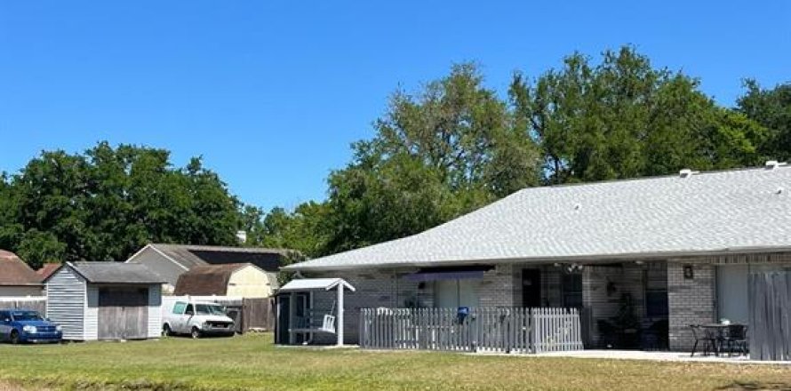 Commercial property in Brandon, Florida 321.16 sq.m. № 1626532