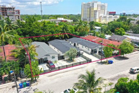 Propiedad comercial en venta en Miami, Florida, 350.52 m2 № 1877576 - foto 1
