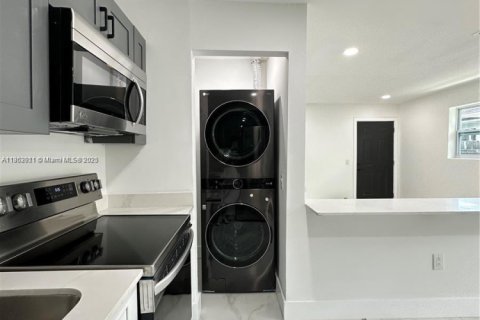 Propiedad comercial en venta en Miami, Florida, 350.52 m2 № 1877576 - foto 8