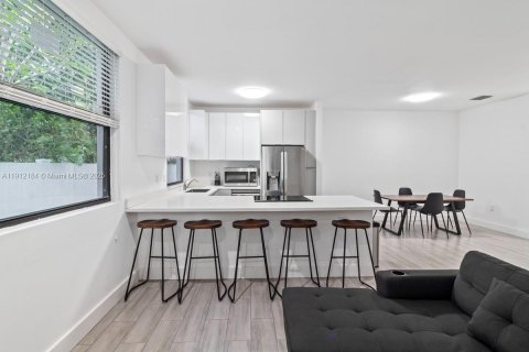 Touwnhouse à louer à Miami, Floride: 5 chambres, 189.52 m2 № 1969076 - photo 5