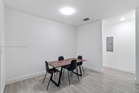 Touwnhouse à louer à Miami, Floride: 5 chambres, 189.52 m2 № 1969076 - photo 8