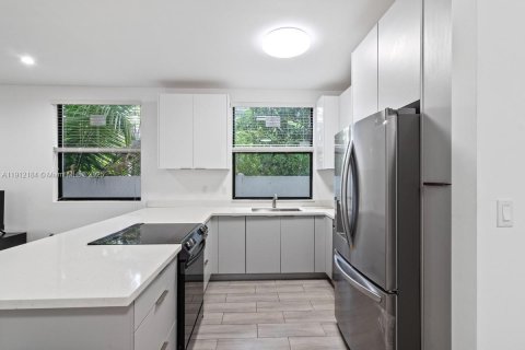 Touwnhouse à louer à Miami, Floride: 5 chambres, 189.52 m2 № 1969076 - photo 7