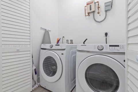 Touwnhouse à louer à Miami, Floride: 5 chambres, 189.52 m2 № 1969076 - photo 12