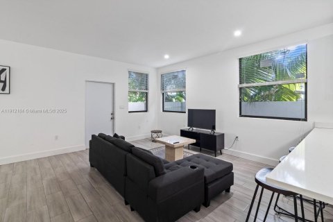 Touwnhouse à louer à Miami, Floride: 5 chambres, 189.52 m2 № 1969076 - photo 4