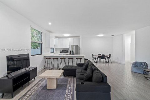 Touwnhouse à louer à Miami, Floride: 5 chambres, 189.52 m2 № 1969076 - photo 2