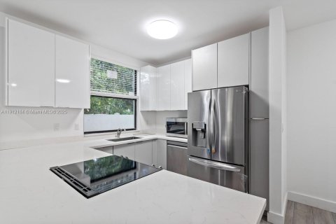 Touwnhouse à louer à Miami, Floride: 5 chambres, 189.52 m2 № 1969076 - photo 6