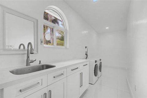 Villa ou maison à vendre à Miami Lakes, Floride: 5 chambres, 306.48 m2 № 2084063 - photo 12