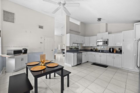House in Boca Raton, Florida 9 bedrooms, 312.89 sq.m. № 1887809 - photo 16