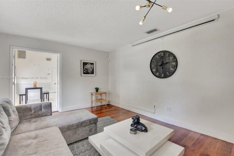 House in Boca Raton, Florida 9 bedrooms, 312.89 sq.m. № 1887809 - photo 25