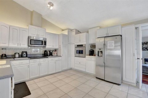 House in Boca Raton, Florida 9 bedrooms, 312.89 sq.m. № 1887809 - photo 17