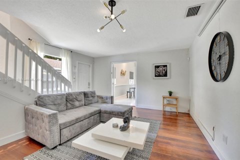House in Boca Raton, Florida 9 bedrooms, 312.89 sq.m. № 1887809 - photo 22