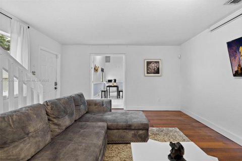 House in Boca Raton, Florida 9 bedrooms, 312.89 sq.m. № 1887809 - photo 28