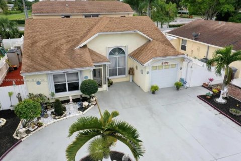 House in Boca Raton, Florida 9 bedrooms, 312.89 sq.m. № 1887809 - photo 1