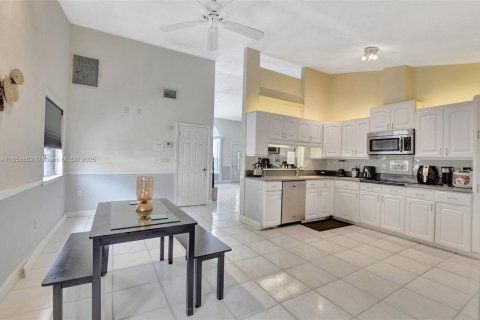 House in Boca Raton, Florida 9 bedrooms, 312.89 sq.m. № 1887809 - photo 10