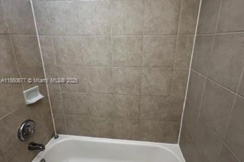 Condo in Miami, Florida, 3 bedrooms  № 1889745 - photo 6