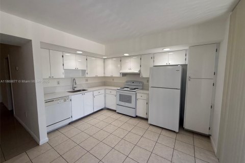 Condo in Miami, Florida, 3 bedrooms  № 1889745 - photo 1