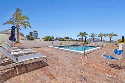 Condo in Miami Beach, Florida, 2 bedrooms  № 2002789 - photo 21