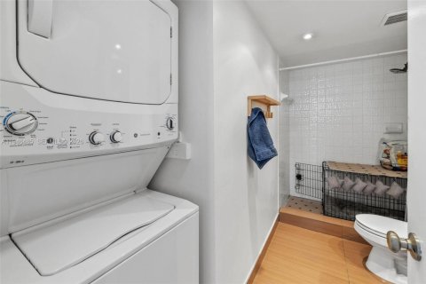 Condo in Miami Beach, Florida, 2 bedrooms  № 2002789 - photo 15