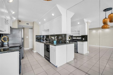 Condo in Pompano Beach, Florida, 2 bedrooms  № 2000920 - photo 7