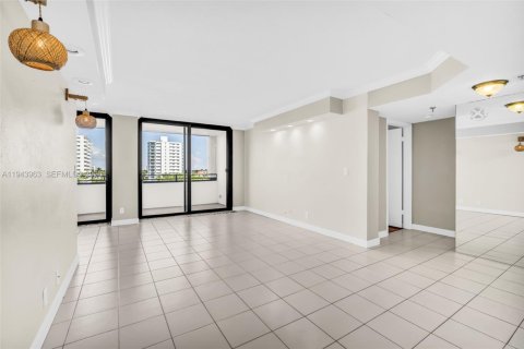 Condo in Pompano Beach, Florida, 2 bedrooms  № 2000920 - photo 9