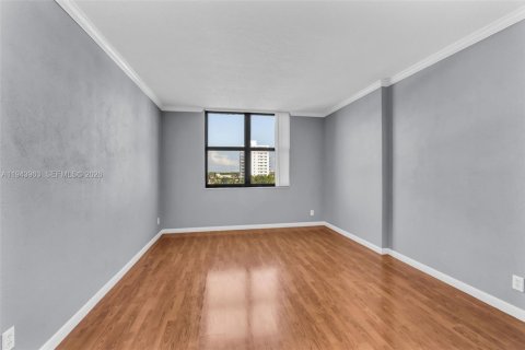 Condo in Pompano Beach, Florida, 2 bedrooms  № 2000920 - photo 18