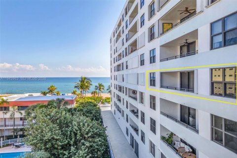 Condo in Pompano Beach, Florida, 2 bedrooms  № 2000920 - photo 24