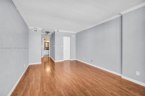 Condo in Pompano Beach, Florida, 2 bedrooms  № 2000920 - photo 15