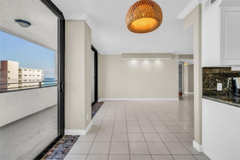 Condo in Pompano Beach, Florida, 2 bedrooms  № 2000920 - photo 6