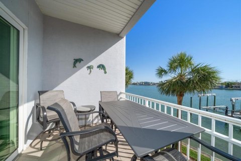 Townhouse in Treasure Island, Florida 3 bedrooms, 197.51 sq.m. № 1685085 - photo 25