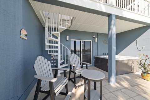 Townhouse in Treasure Island, Florida 3 bedrooms, 197.51 sq.m. № 1685085 - photo 4