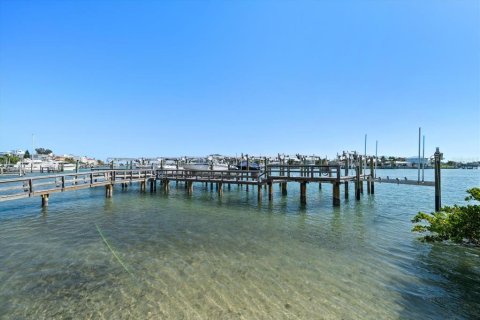 Townhouse in Treasure Island, Florida 3 bedrooms, 197.51 sq.m. № 1685085 - photo 10