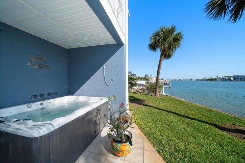 Townhouse in Treasure Island, Florida 3 bedrooms, 197.51 sq.m. № 1685085 - photo 7