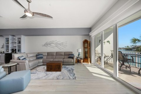 Townhouse in Treasure Island, Florida 3 bedrooms, 197.51 sq.m. № 1685085 - photo 23