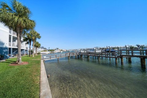Townhouse in Treasure Island, Florida 3 bedrooms, 197.51 sq.m. № 1685085 - photo 11